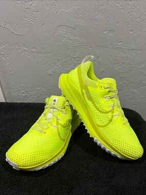 🔥🔥 NIKE REACT PEGASUS TRAIL 4 Running Shoes Volt Neon WOMEN Sz 12 / Men Sz 10.5